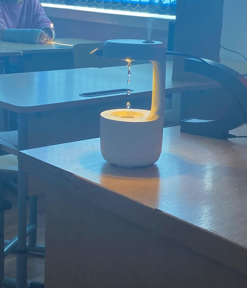 un difuzor cu apă ce creează o iluzie optică din sunet și lumină